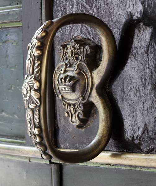 Détail : poignée de montoir à décor floral ciselé.