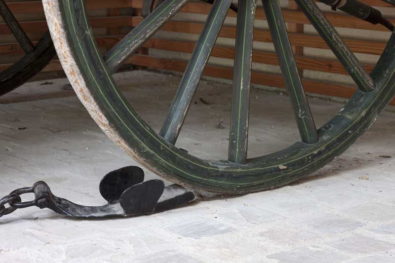 Détail : sabot d'enrayage bloquant une roue arrière.