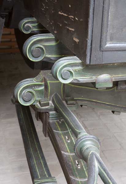 Détail : coffre avant, décor sculpté.