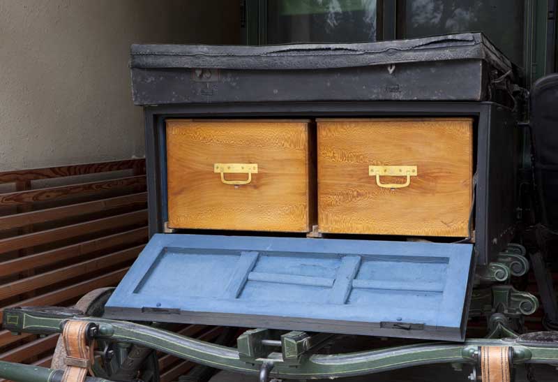 Détail : coffre avant contenant 2 petits coffres mobiles en bois précieux.