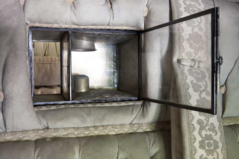 Vue intérieure, détail : lanterne éclairant l'intérieur, vitre de séparation avec habitacle ouverte.