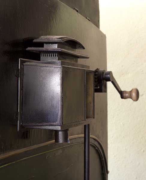 Vue intérieure, détail : lanterne éclairant l'intérieur.