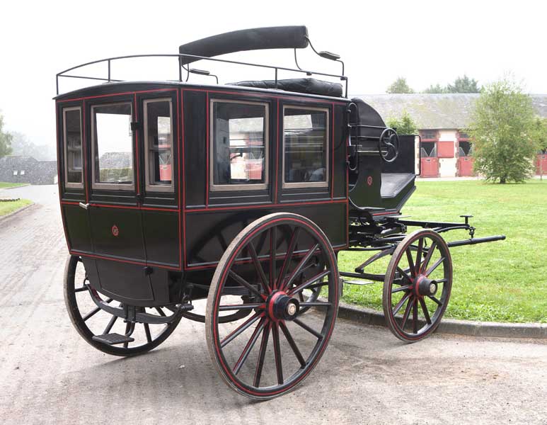 Vue de 3/4 arrière de l'omnibus du carrossier Lelorieux, à Paris.