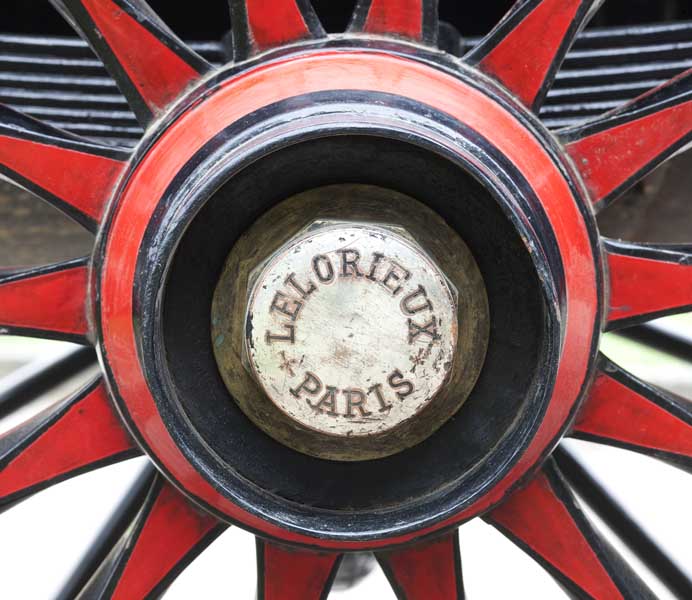 Détail : marque du carrossier Lelorieux gravée sur un chapeau de roue.