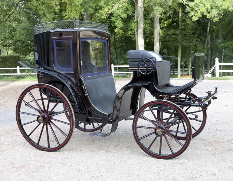 Vue de 3/4 du milord fermé des carrossiers parisiens Jacques Rothchild ou Lelorieux.
