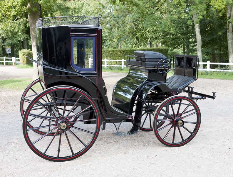 Vue d'e 3/4 arrière du milord fermé des carrossiers parisiens Jacques Rothschild ou Lelorieux.