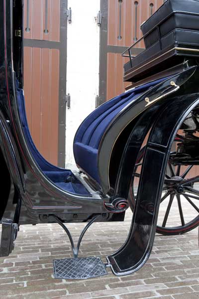Détail : accès à l'intérieur par une portière à gousset fixée sur le plancher par des charnières et se rabattant vers l'avant : portière ouverte.