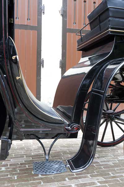 Détail : accès à l'intérieur par une portière à gousset fixée sur le plancher par des charnières et se rabattant vers l'avant : portière fermée.