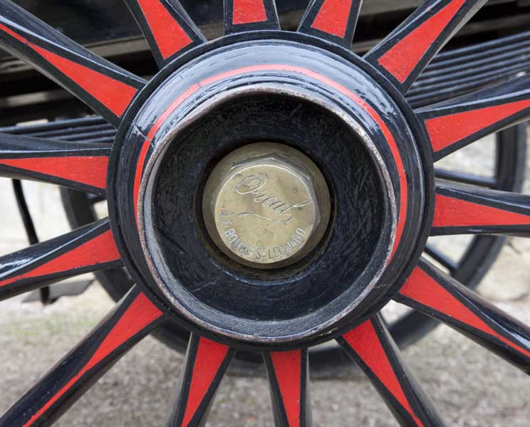 Détail : marque du charron Henri Oréal sur un chapeau de roue.