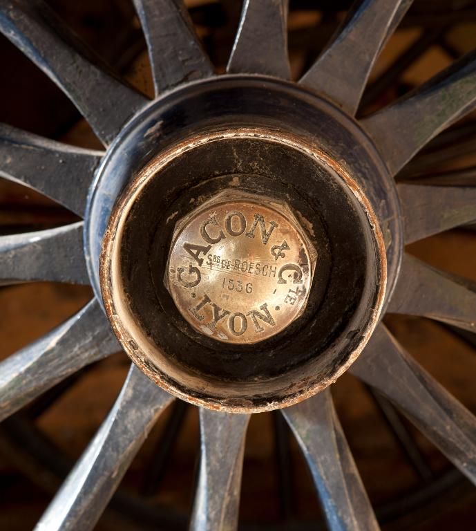 Détail : marque du charron Gacon sur un chapeau de roue.