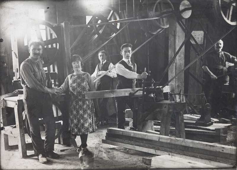Henri Oréal (à gauche) dans son atelier.- Photographie, milieu 20e siècle (Collection particulière G. Pottier).