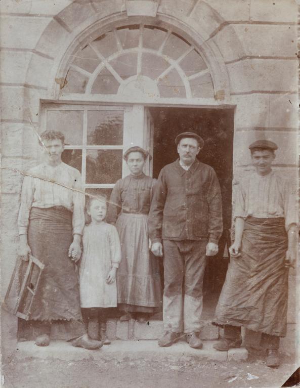 Le métier de charron, Henri Oréal, le dernier charron du haras du Pin.- Photographie, milieu 20e siècle (Collection personnelle G. Pottier).