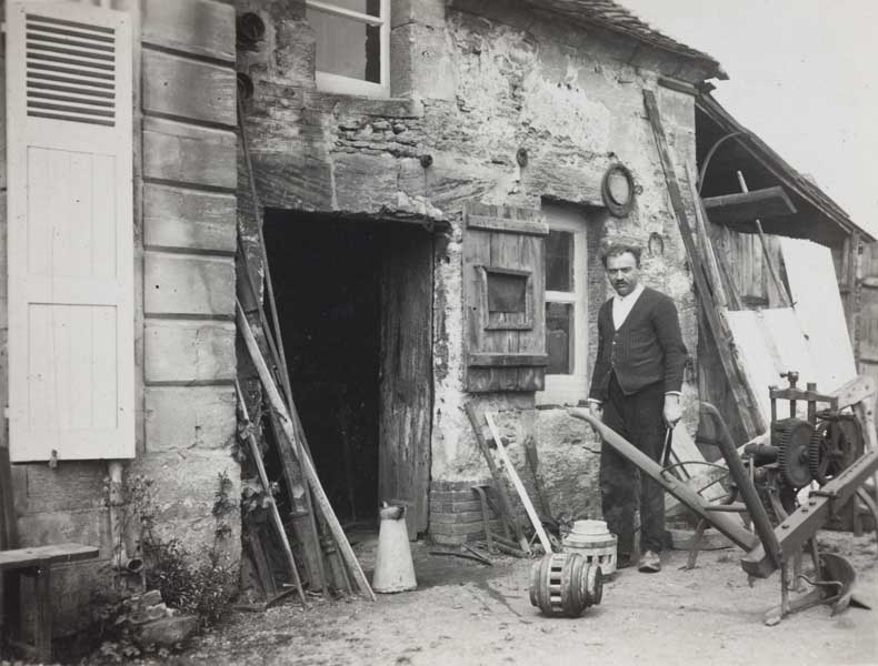 Henri Oréal, devant son atelier.- Photographie, milieu 20e siècle (Collection particulière G. Pottier).