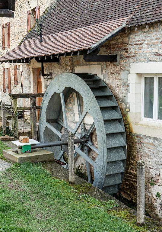 Roue hydraulique verticale en métal.