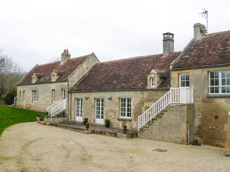 Moulin à blé dit moulin de Bray, actuellement maison. Elévation sud prise de l'est. ; Elévation sud, prise de l'est.