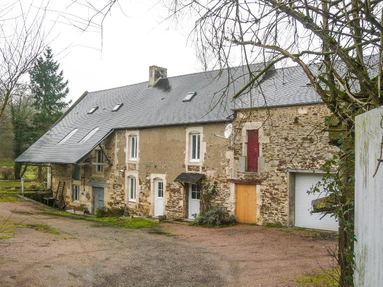Moulin de Bray ; Bray-en-Cinglais. Moulin à farine dit moulin de Bray. Atelier de fabrication et logement, élévation extérieure sud sur cour. ; Atelier de fabrication et logement, élévation extérieure sud sur cour.