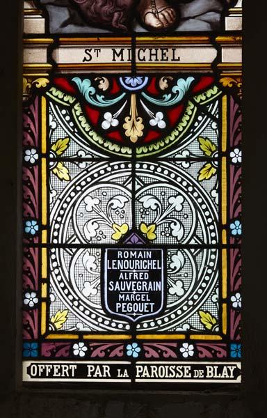 Détail : légende de la scène, inscription commémorative, donateurs (lancette gauche).