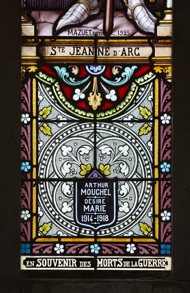 Détail : signature, légende de la scène, inscription commémorative, dédicace (lancette droite).