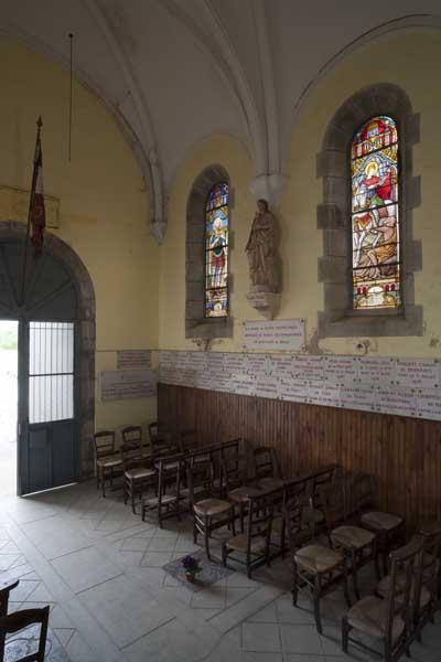 Vue d'ensemble sur les baies 1, 3 et les plaques portant les noms des soldats tués au combat.
