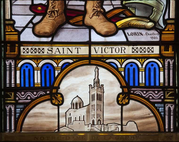 Détail de la baie 3 : légende de la scène et représentation de la basilique Notre-Dame-de-la-Garde.
