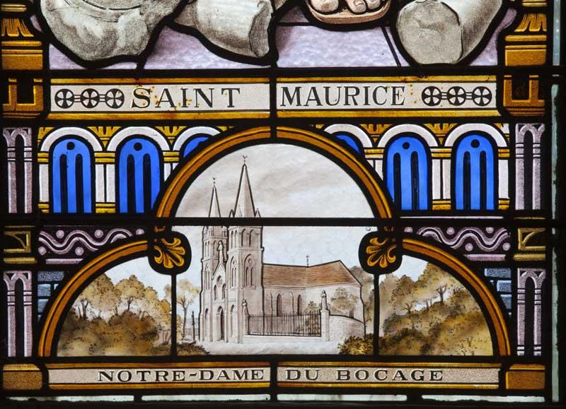 Détail de la baie 4 : légende de la scène et représentation de la basilique Notre-Dame-du-Bocage.