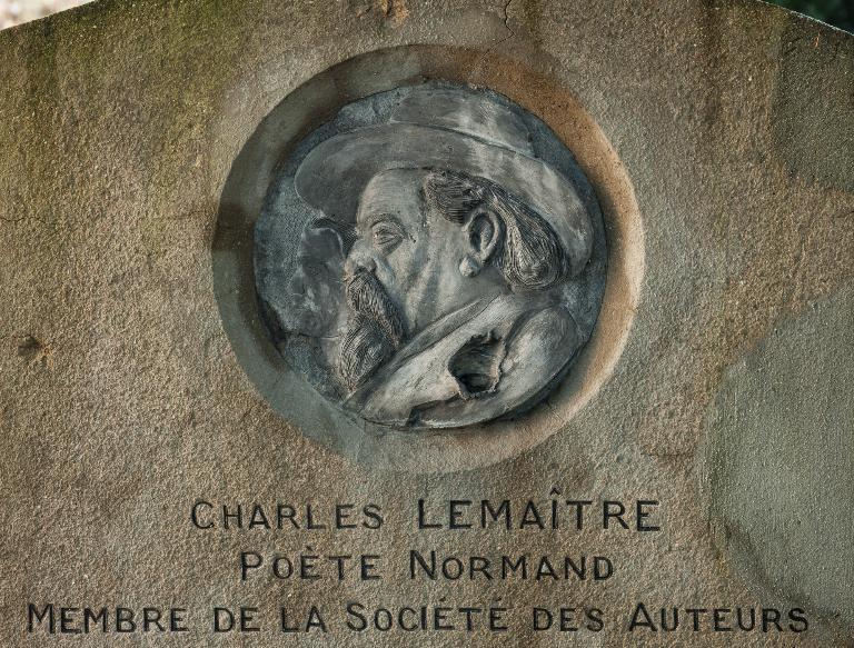 Détail : portrait en médaillon et épitaphe.
