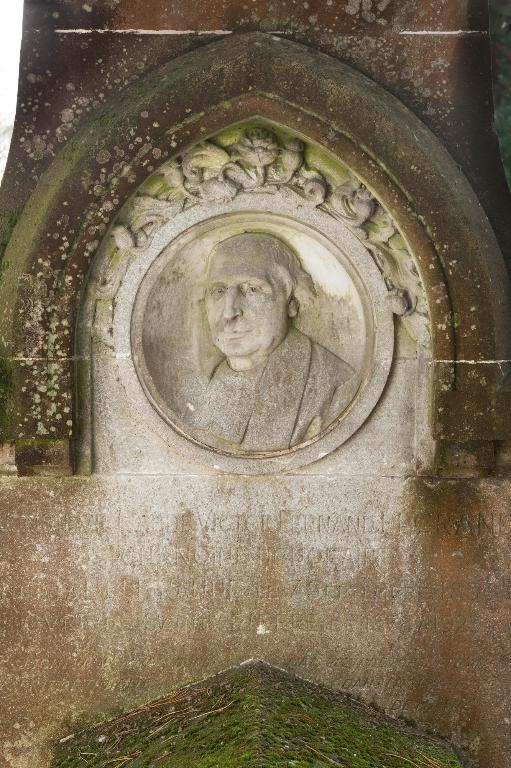 Détail : portrait de l'abbé Legrand et épitaphe. 