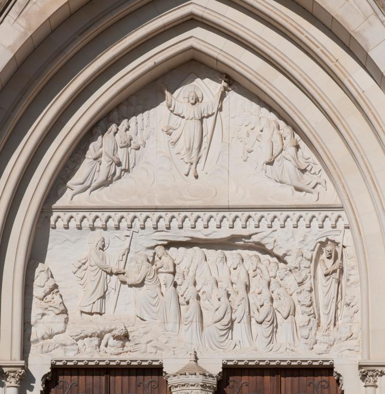 Portail ouest, vue de détail du bas-relief ornant le tympan.