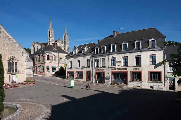 Place de l'église, vue vers le sud-est.