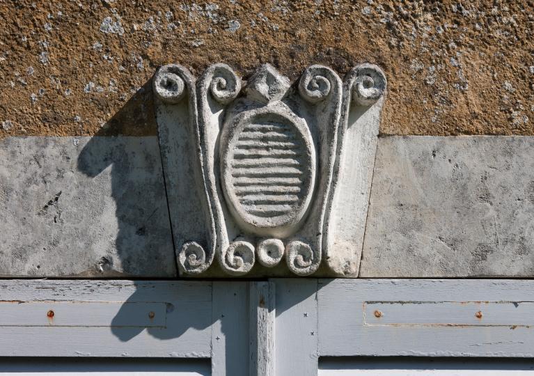 Façade sud du logis est, détail du décor de la plate-bande d'une fenêtre.