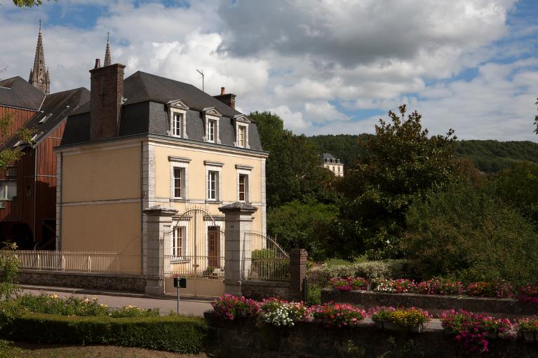Maison construite à l'entrée du bourg pour un chapelain ou un cadre de l'imprimerie en 1896.