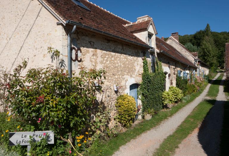 Vue générale de l'alignement des deux fermes depuis le sud-est.