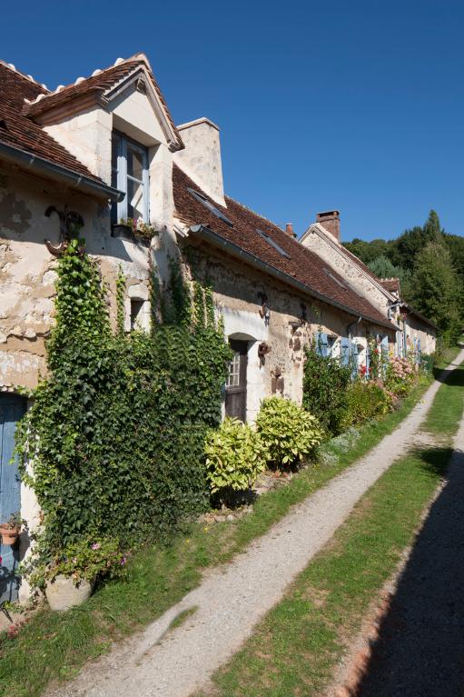 Vue rapprochée de l'alignement des deux fermes depuis le sud-est.