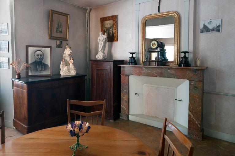 Intérieur, vue d'ensemble de la salle à manger du presbytère.