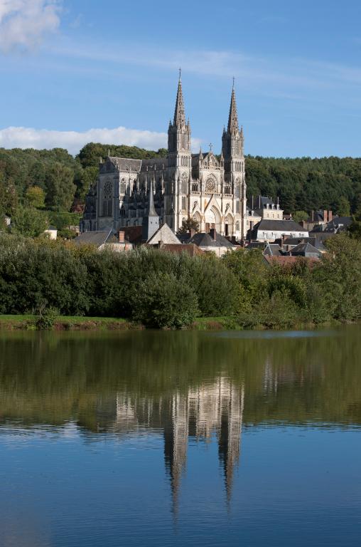 Vue du bourg depuis le plan d'eau au nord-ouest.