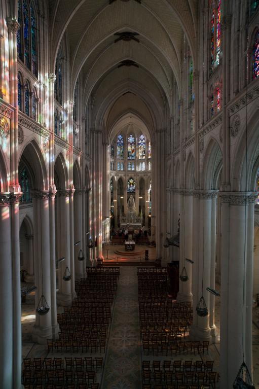 Intérieur, vue axiale vers le choeur depuis la tribune.