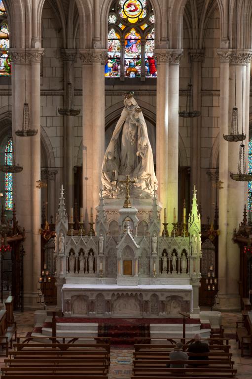 Choeur, maître-autel et statue de Notre-Dame de Montligeon.