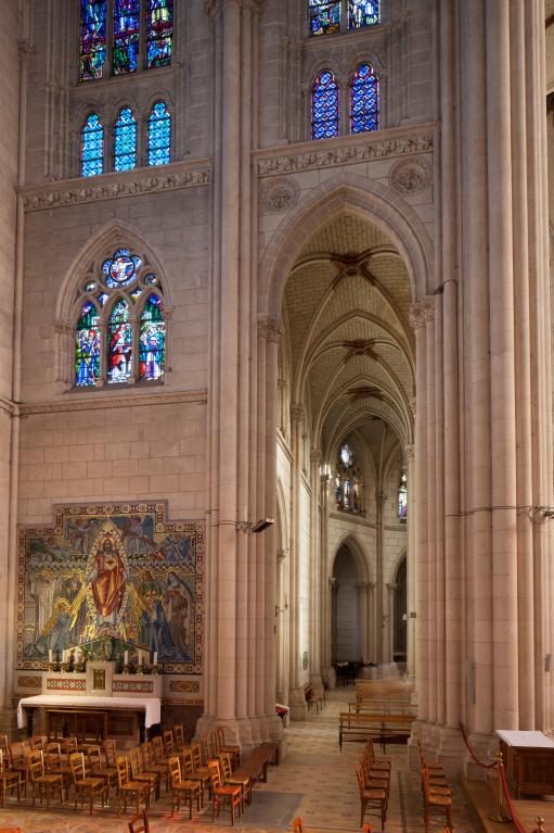 Transept nord et départ du déambulatoire, vue vers le nord.