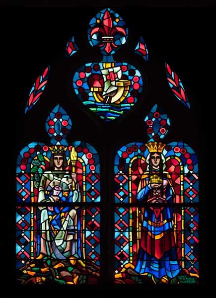 Vue d'ensemble de la baie 8 : saint Louis et Blanche de Castille présentant la maquette de l'église de Maubuisson.