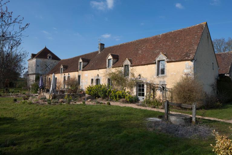 Bâtiment d'exploitation et colombier, vue générale depuis le sud.