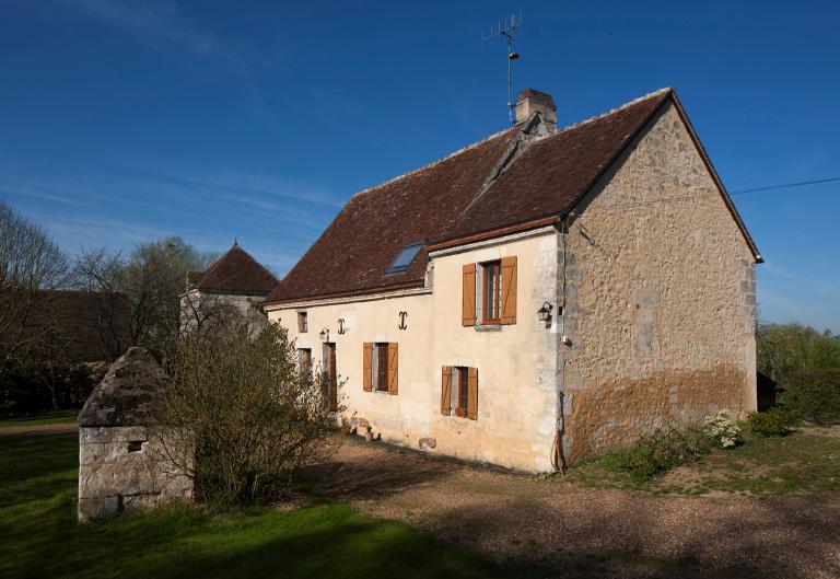 Ancien logis de la métairie du Bourgis. ; Logis, vue générale depuis l'est.