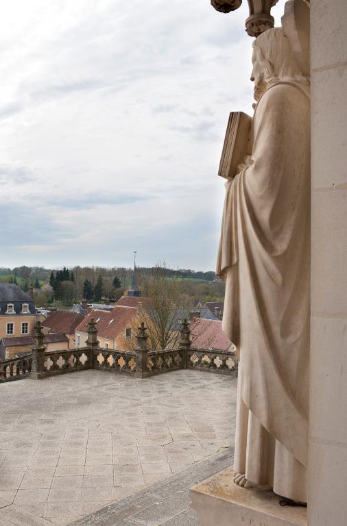 Parvis de la baslique, vue vers le bourg au nord-ouest avec la statue du Christ bénissant adossé au trumeau du portail.