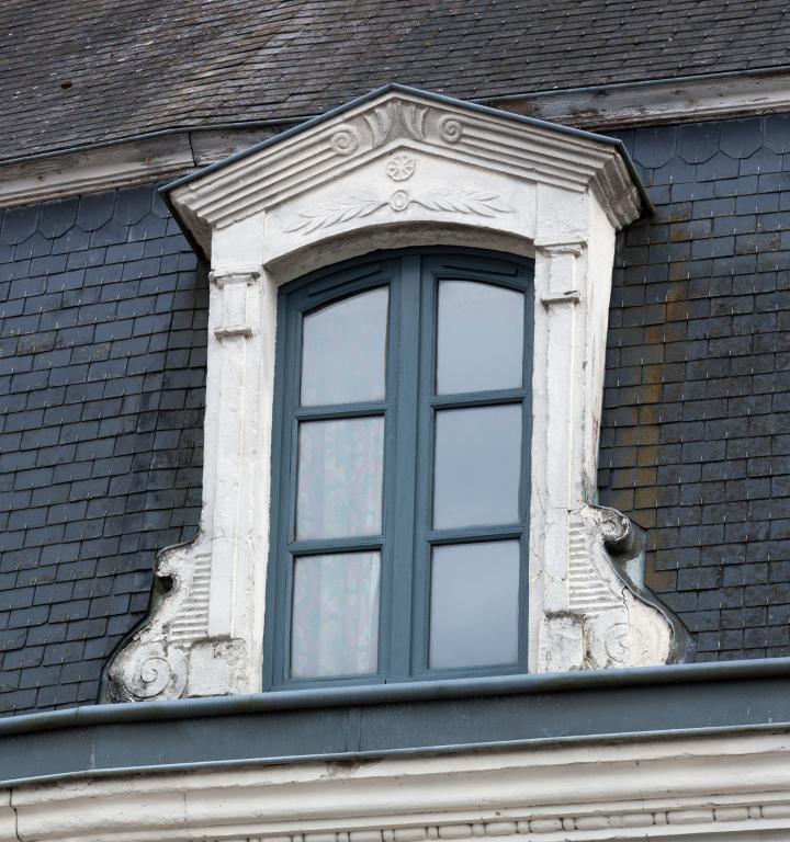 Hôtel le Montligeon, vue de détail d'une lucarne.