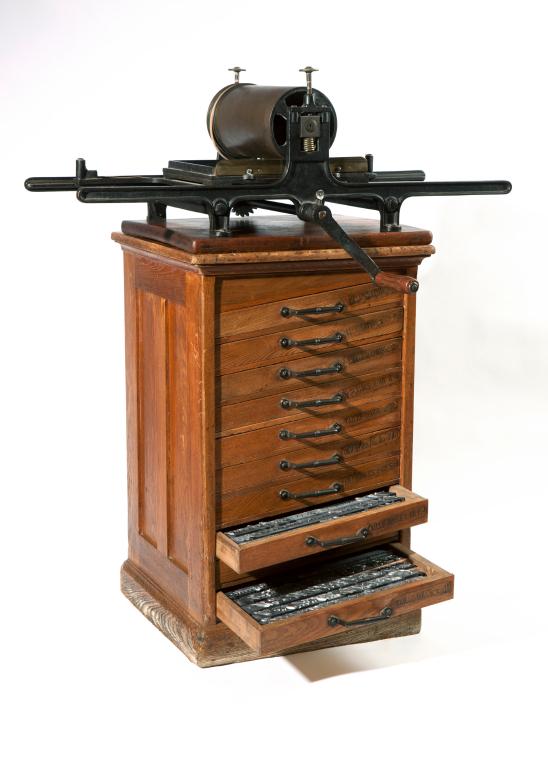 Première presse mécanique à cylindres de l'imprimerie fondée par l'abbé Buguet, marque ABAT, bois et métal, quatrième quart du 19e siècle, conservée à la mairie.