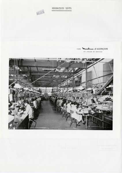Usine Moulinex d'Alençon, un atelier de montage.- Photographie ancienne, vers 1971. (AD Calvados. 2003jp_1058_2160).