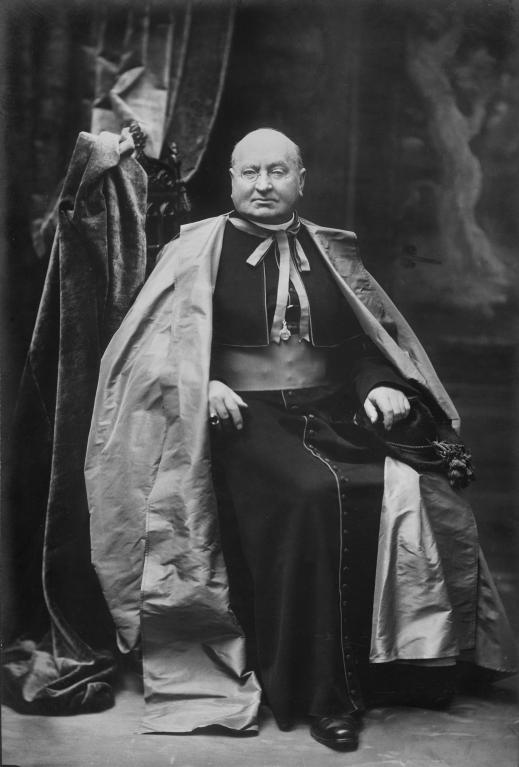 Monseigneur Buguet posant en habit de prélat romain, photographie, vers 1895 (Archives du Sanctuaire de l'Oeuvre Expiatoire, non référencé).