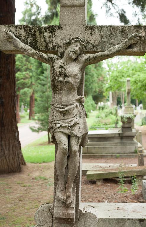 Détail : Christ en croix, de face.