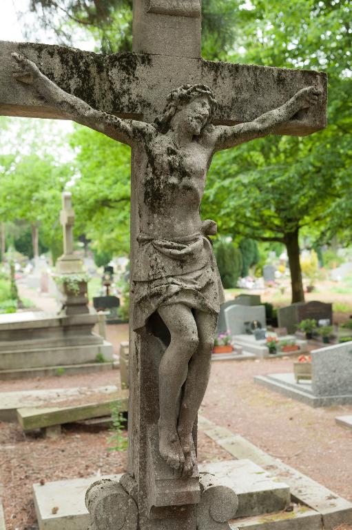 Détail : Christ en croix, de trois-quarts dextre.
