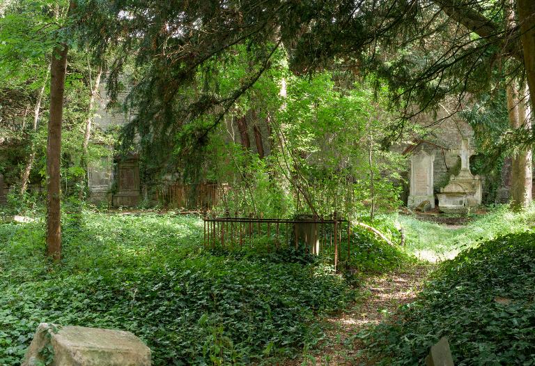 Vue d'une allée secondaire du cimetière Saint-Jean.