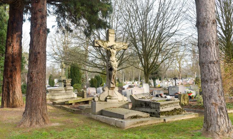 Monument funéraire du curé Lecoq dans son environnement. 